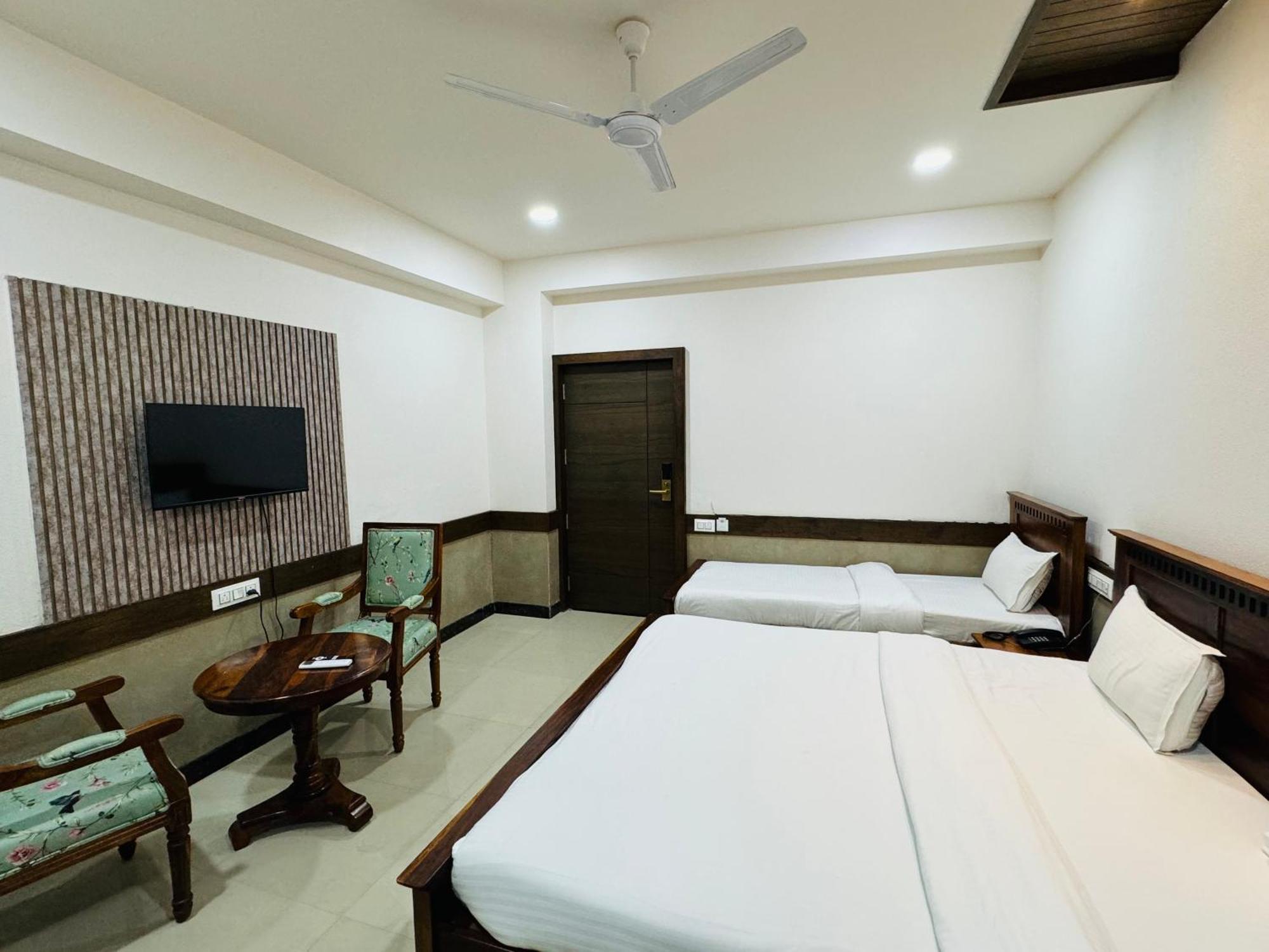 Hotel Tirth By Sonu'S Ujjain Bilik gambar